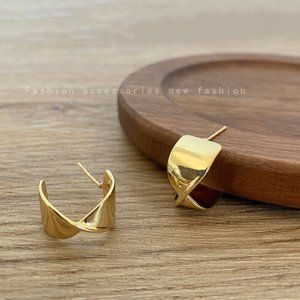 Gold twisted earrings